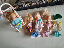 VINTAGE COLLECTOR LOT 4 PETITES POUPEES  MATTEL 1976 AVEC POUSSETTE ET VETEMENTS