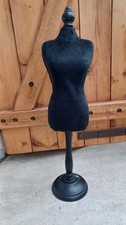 Petit mannequin en tissu noir