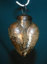 ANCIENNE BOULE DE NOËL EN VERRE SOUFFLÉ TAILLÉ ÉGLOMISÉ . H 80 mm . COEUR PARDON