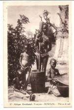 Afrique,Sénégal.Pileuse de Mil aux seins nus.Voir timbre au dos.