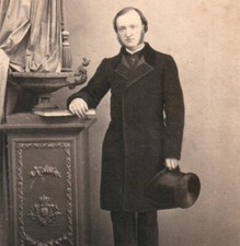 CDV 1860's Homme réservé posant près d'un Vase Vasque Médicis Photo Darnay Melun