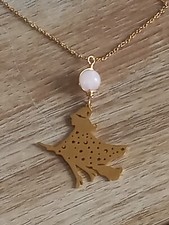 Collier sorcière sur son