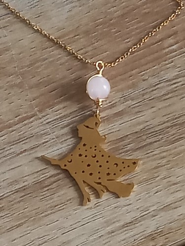 Collier sorcière sur son