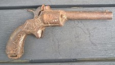 ANCIEN PISTOLET A AMORCE EN FONTE  MARQUAGE G.V  N° 3  /  VOIR PHOTOS