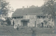Photo-carte de type corps de ferme vélo femme avec enfant bâtiment jardin fleurs