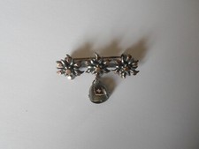 broche en métal argenté, fleurs, breloque cloche Suisse