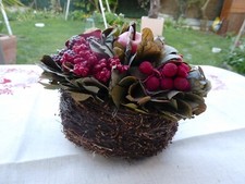 Petit panier en brindilles avec fleurs et fruits - Décoration de table