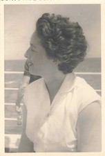ANCIENNE PHOTO 1953 SUR LE PONT DU PAQUEBOT "ANTILLES" PORTRAIT JEUNE FEMME