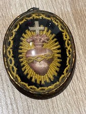 Superbe ex-voto reliquaire coeur de Jésus en tissus