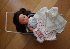 lot poupée gama brune 17 cm et landau gama