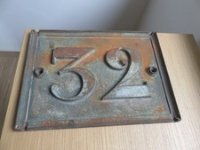 Ancienne plaque en fonte de numéro de rue N° 32 en relief 34 CM/25 CM