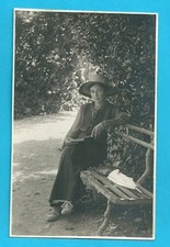 Jeune Fille Lit Un Livre Sur