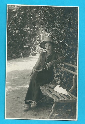Jeune fille lit livre sur - fille, un