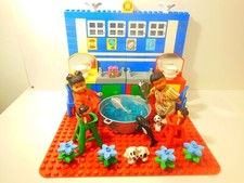 Diorama DUPLO sur base POUPEES des années 2001: theme la salle de bain