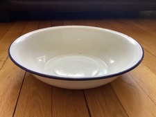 Ancienne bassine / cuvette en tôle émaillée blanche liseré bleu