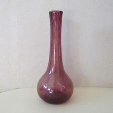 Biot. Vase en verre soufflé rose violet avec inclusions de bulles
