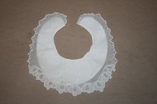 Bavoir ancien brodé main et