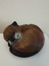 CHAT COUCHÉ EN BOULE BOIS