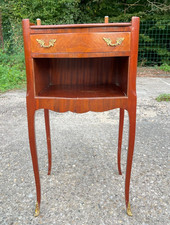 Chevet style Louis XVI marqueté en bon état correct