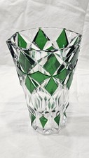 Vase en cristal taillé à décor lancéolé vert signé SAINT LOUIS