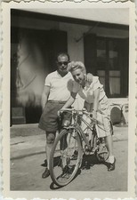 PHOTO ANCIENNE - VINTAGE SNAPSHOT - VÉLO BICYCLETTE FEMME LUNETTES MODE - BIKE