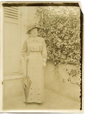 Femme élégante ombrelle et