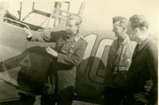 WW2..Pilote d’avion Messerschmitt Bf 109 expliquant ses exploits en vol.