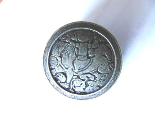 Bouton cavalier sur - sur, lion