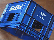 Caisse à bouteilles PEPSI vintage – plastique bleu – bistrot années 1980