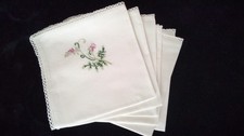 6 Serviettes à thé en coton broderies dans un angle et bordure dentelée NOUVEAU