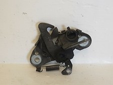 Système attache capot moteur