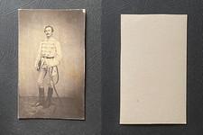 Homme moustachu en uniforme militaire, épée au poing, circa 1860 CDV vintage alb