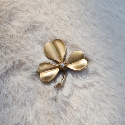 Petite broche trèfle