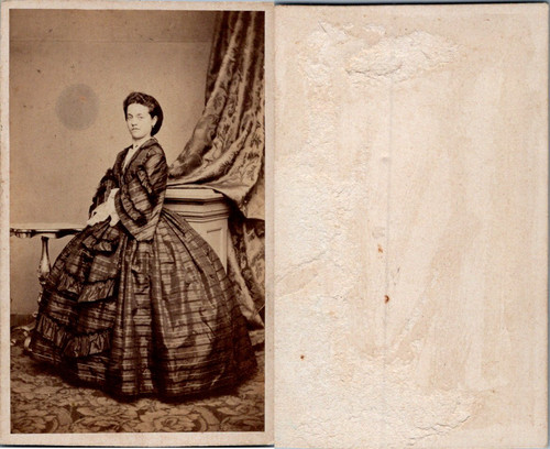 Jolie jeune femme pose - en,