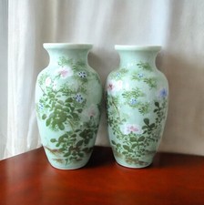 Japon. Paire de vases en porcelaine céladon à décor de fleurs fin XIXe siècle