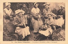 CPA SCENES ET TYPES SCENES VILLAGEOISES GROUPE DENTELLIERES COIFEES AUVERGNATES