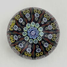 Sulfure millefiori Perthshire, 7,5 cm, signé p, presse papier d’art décoratif.