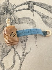 Ancien mètre ruban miniature en corozo - Couturière