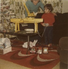 PHOTO ANCIENNE - VINTAGE SNAPSHOT - NOËL CADEAUX JOUET GRUE CAMION DRÔLE