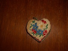 Pique aiguilles vintage  en feutrine, avec attache,  en forme de coeur