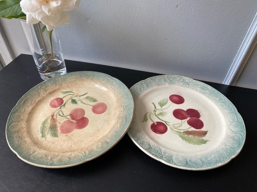 Deux assiettes anciennes - , en