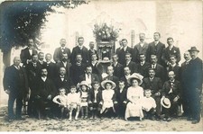 94  ABLON  ( carte photo ) l'Eglise sortie de Messe avec l'abbé Trollet