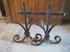 Paire de chenets de cheminée anciens en fer forgé porte buches