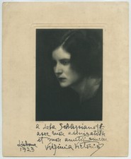 Hélio Braun & Cie. Poétesse et dramaturge portugaise Virginia Vitorino. Dédicace