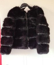 veste femme fausse fourrure noire avec bandes cuir synthétique clouté NEUVE