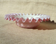 COUPELLE EN OPALINE À BORDURE VOLANTÉE N. III CRISTAL D'OPALE DESSOUS DE FLACON