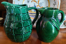 DEUX ANCIENS PICHETS VERTS EN