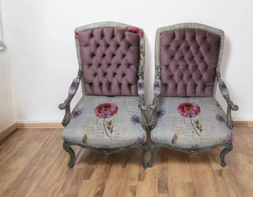 Une paire fauteuils style