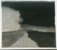 UA112 Plaque verre négatif BE circa 1900 remblais rivière promeneurs