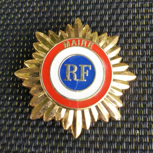 Broche métal doré - , "maire".